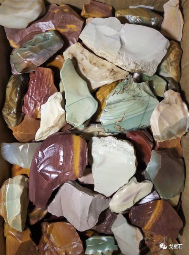 戈壁石将彩虹穿在身上的石头阿拉善玉