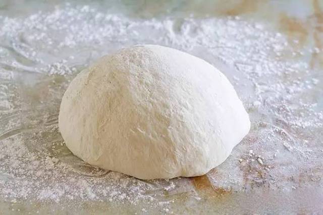 ⑤操作台抹好手粉(撒台面防沾的面粉),取出面团,揉搓排气,直到面团