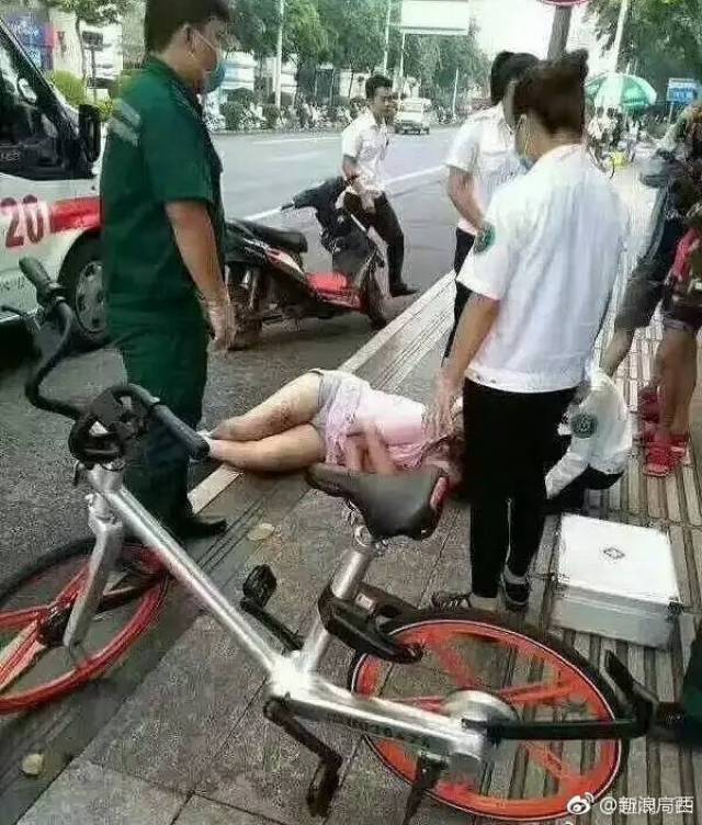 广西一女子酒吧门口装醉等人"捡死鱼",结果三名男子一夜都.