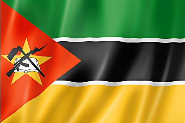 这是莫桑比克的国旗,近代的武器直接放进了设计图案之中,仿佛非洲的