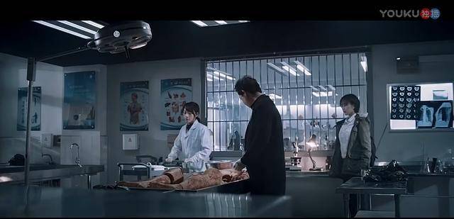 被分尸后摆放在法医台上的人体,即使明知道是道具可依然宛如恐怖片般