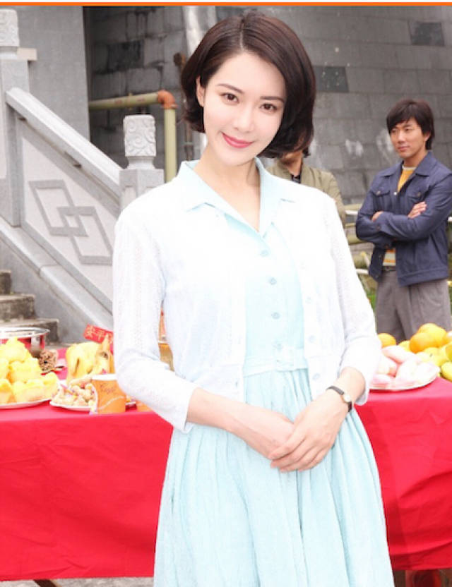 《追龙》强势来袭国庆档 第一晶女郎胡然诠释新"豪嫂"_手机搜狐网