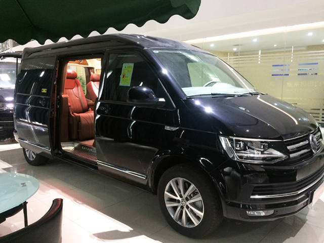 小编要给大家讲的是一款,外表低调,内饰豪华的定制版商务车——大众t9