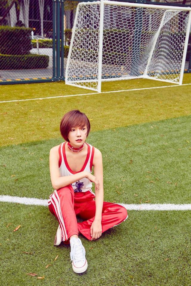 王珞丹足球场拍写真,飒爽干练帅翻了