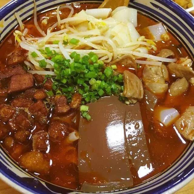 肠旺粉里的料倒是给的很实在,比在当地吃的料多多了,血块儿大,脆哨也