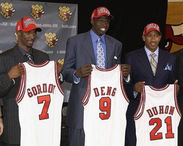 了次轮总第38顺位才被公牛选中,只比同届的"韩国姚明"何升镇高7个顺位