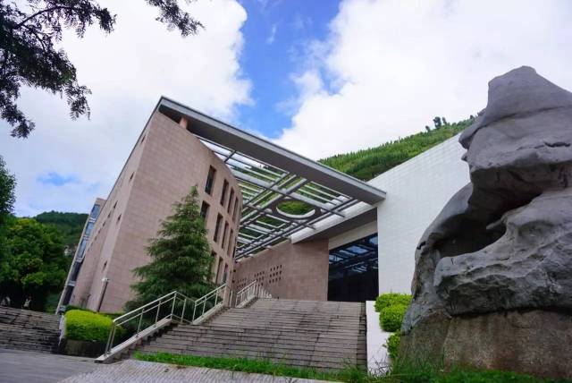 个旧首届黑白胶片展开展啦!这些精彩不容错过~~博物馆里偶遇咯