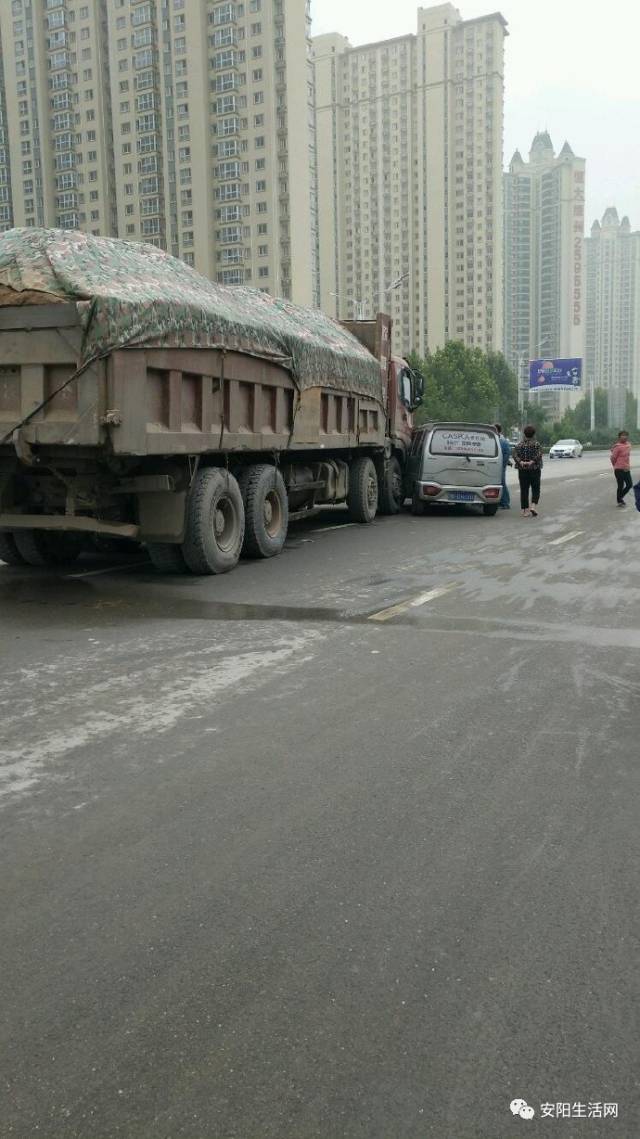 小心 安阳人民大道附近发生车祸,一大货车与小轿车相撞.