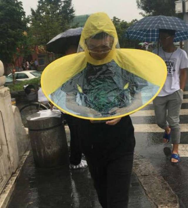 "就见一个女汉子打着伞风风