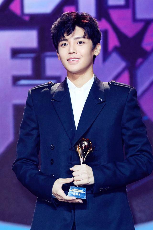 20岁的侯明昊被评为"金骨朵网络剧最受欢迎男演员",由他主演的《寒武