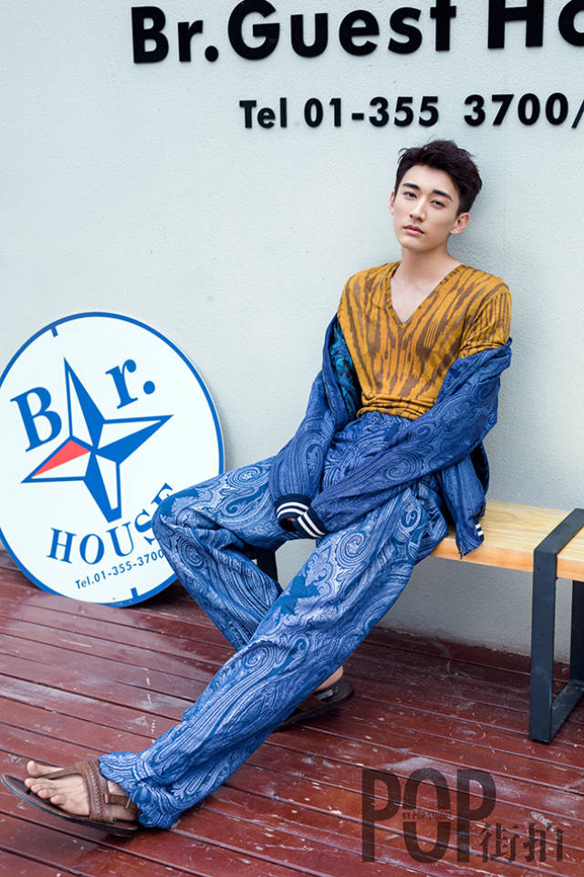 刘学义曝最新街拍 造型多变潮范儿足