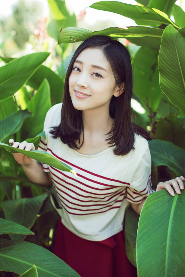 近日,演员何花曝光了一组夏末户外写真.