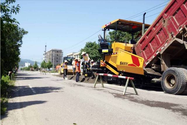 地铁大厦站至湾里的 轻轨线开通后 进一步整合了南昌市的旅游资源