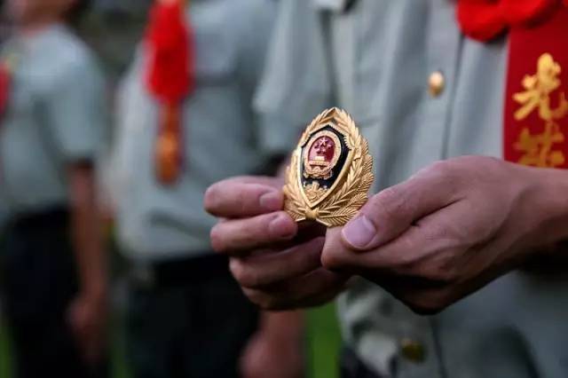 你知道吗,当兵才知道帽徽为什么这样红