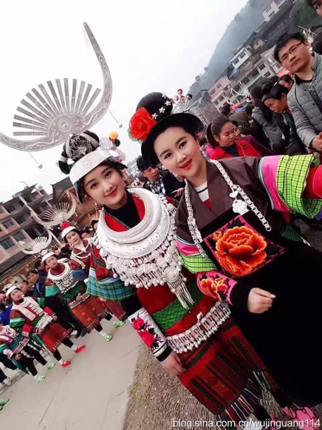 实拍:在贵州过节的美丽的苗族姑娘(图)