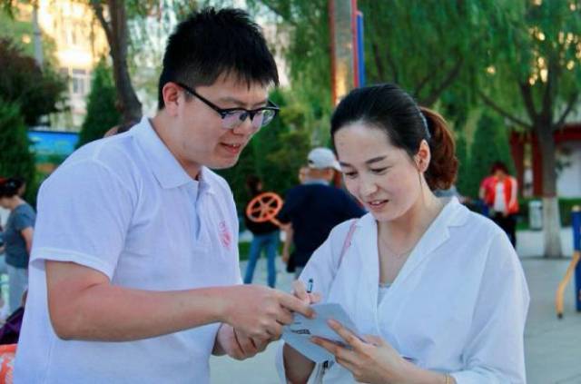 志愿者们走上街头对市民们进行问卷调查