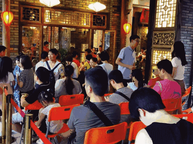 探店福利|小龙坎终于要在唐山开店了,老板贼帅,还要免费送100份火锅!