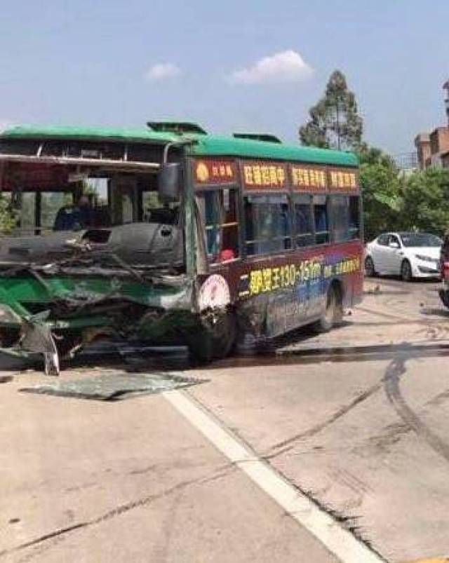 昨日始兴公交在马市某路段发生一起交通事故,事故共造成1人死亡4人