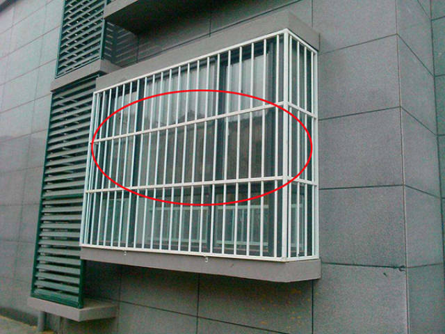 防盗窗装在窗户里还是外别犯傻装反了就白防了