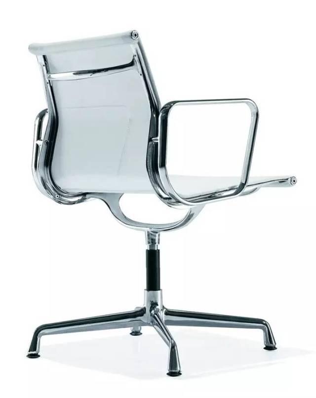 大师们都喜欢用一把椅子证明自己