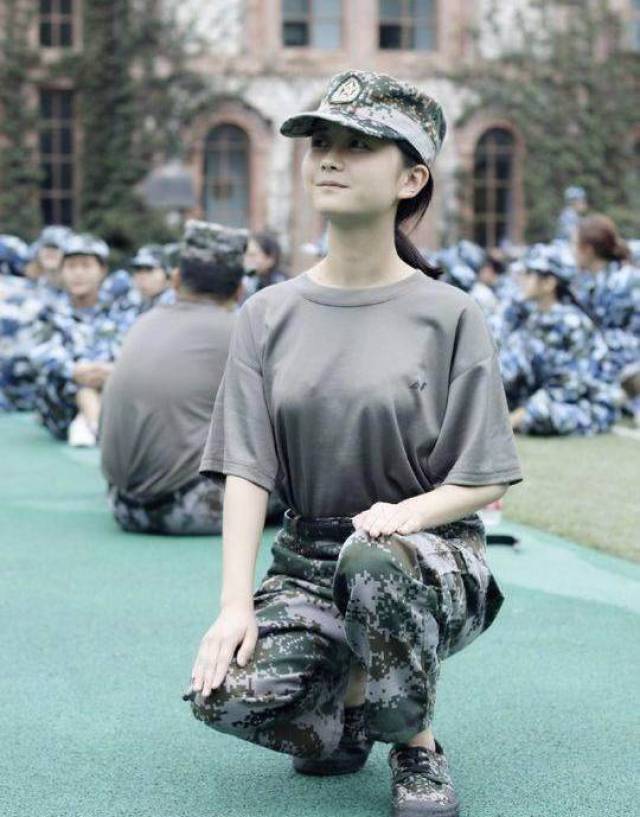 四川高校军训美女教官走红