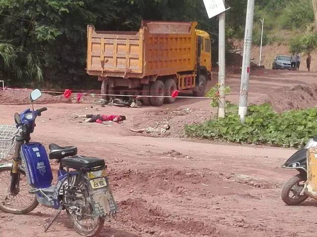 五華橫陂鎮石下泥頭車碾摩托車,兩人倒地.