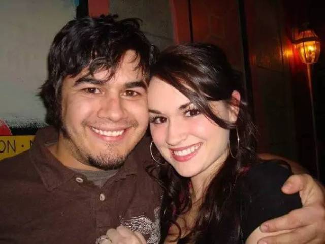 这首歌的创作者chris medina曾经是星巴克的服务员,与女孩儿juliana