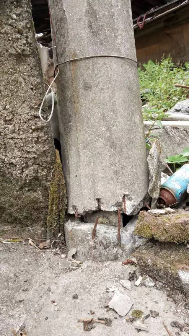 芦溪小江背一扎电线柱子倒了两年多无人处理,安全隐患极大!