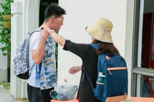 "妈妈帮你把额头的汗擦了.