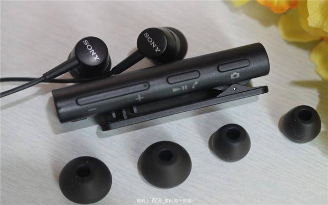 索尼 sbh56耳机的材质为亲肤硅胶,带着还是比较柔软舒适的,另外提