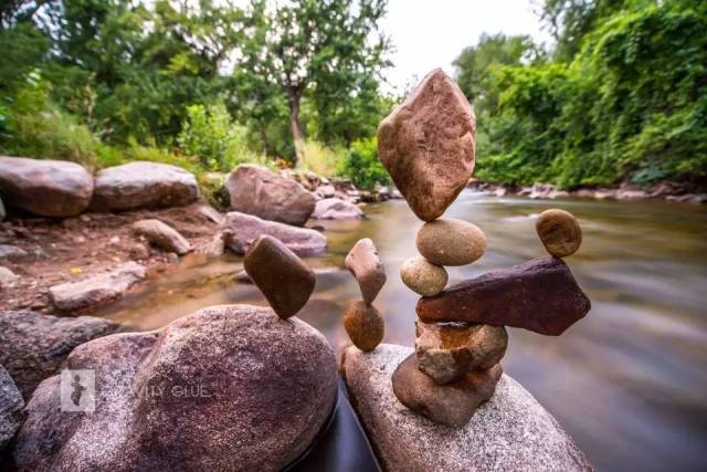 把叠石头玩出超能力一般的效果,他却说只是依赖神秘的直觉和大量经验