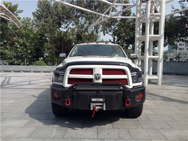 道奇公羊长角号f150爆改皮卡亮相天津港