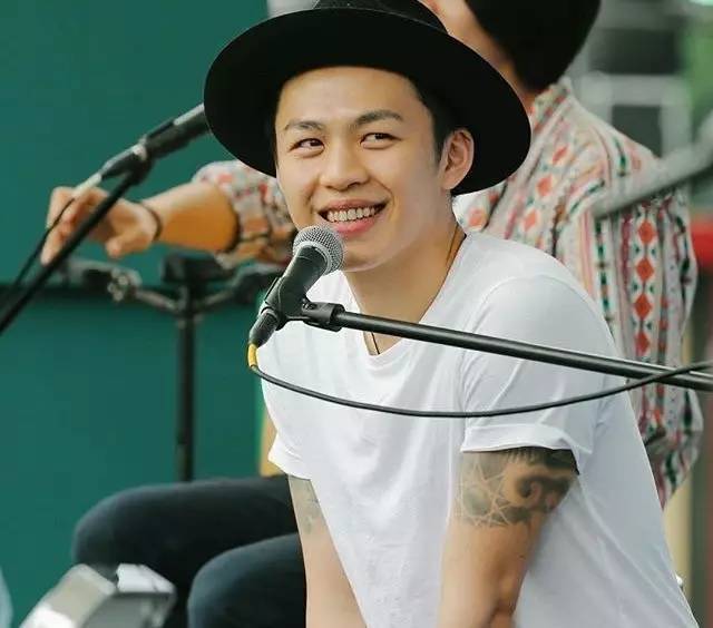 能进clutch乐团不是李鸿其名气大,而是他的鼓真的是打得溜