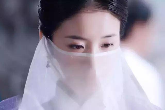 之后,彭豆豆便也开启了自己的演艺生涯,在多部作品中都有演出.