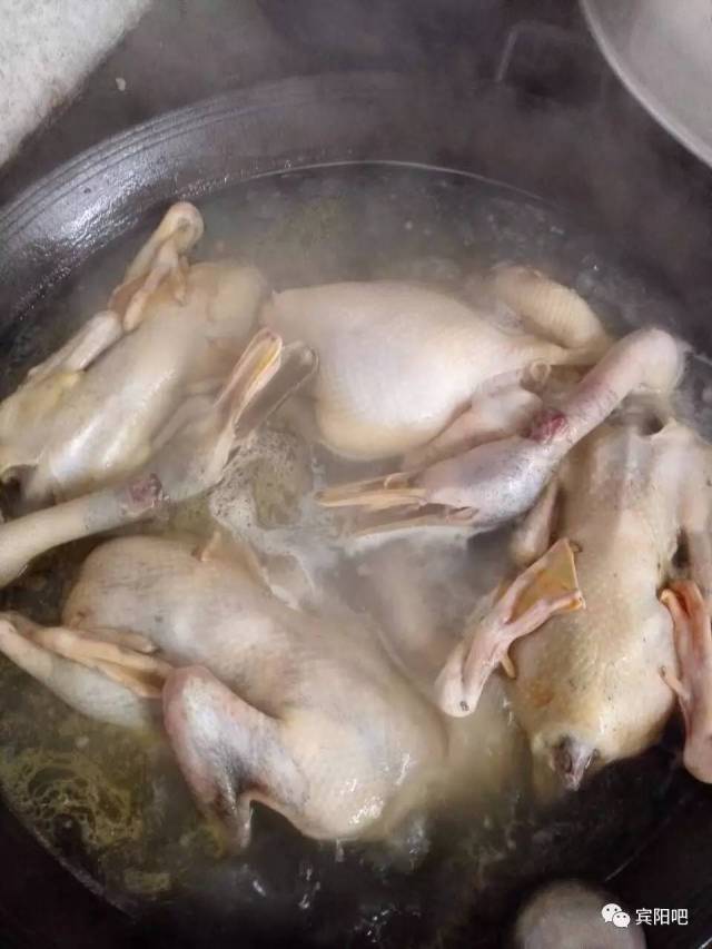 ▼杀好鸡跟鸭 当然是放进锅里煮熟阿