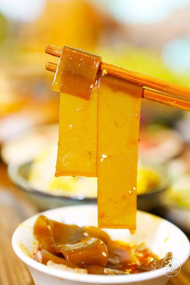 来他家吃火锅,每桌必点的就是苕皮啦~ 吃到最后再撸一碗 q弹十足的粉