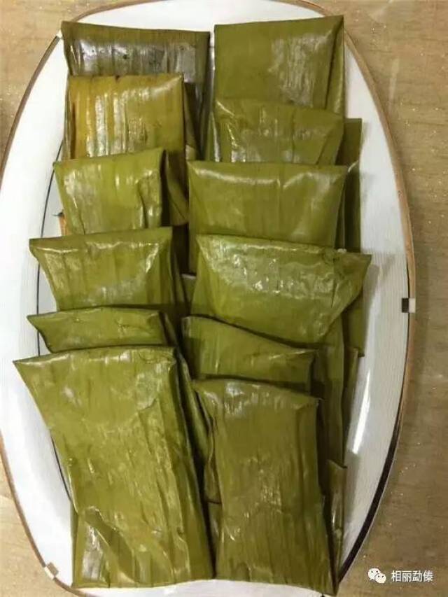 每逢泼水节,傣族家家户户都要做泼水粑粑;做法是选用上好的糯米水磨成