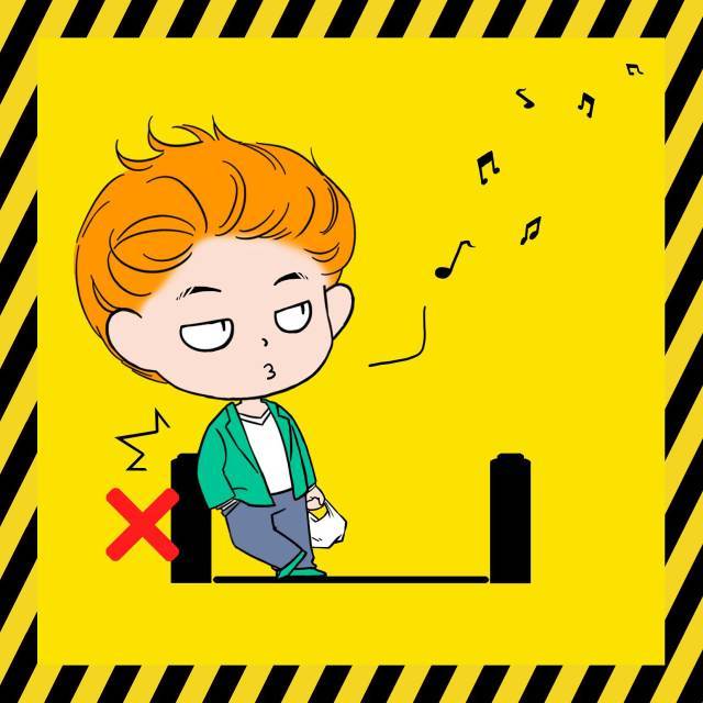 惊险!老人乘扶梯没站稳,直接滚落!