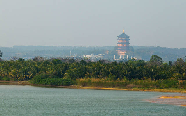 與博鰲論壇隔水相望的博鰲禪寺 三面臨水宛若海市蜃