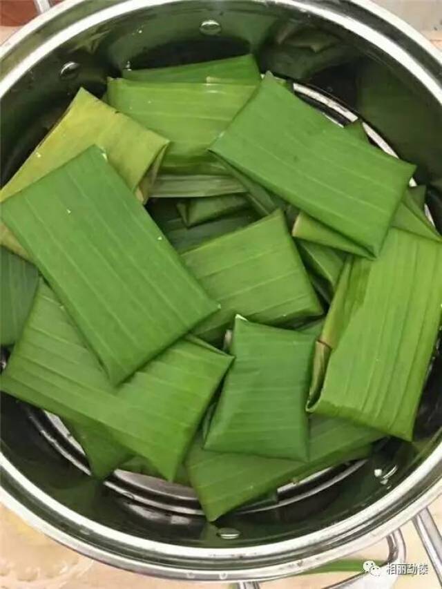 每逢泼水节,傣族家家户户都要做泼水粑粑;做法是选用上好的糯米水磨成