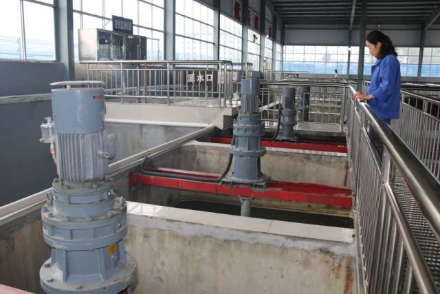 由薛峰水库经过管道加渠道进入水厂进水系统,然后加药进入机械搅拌池