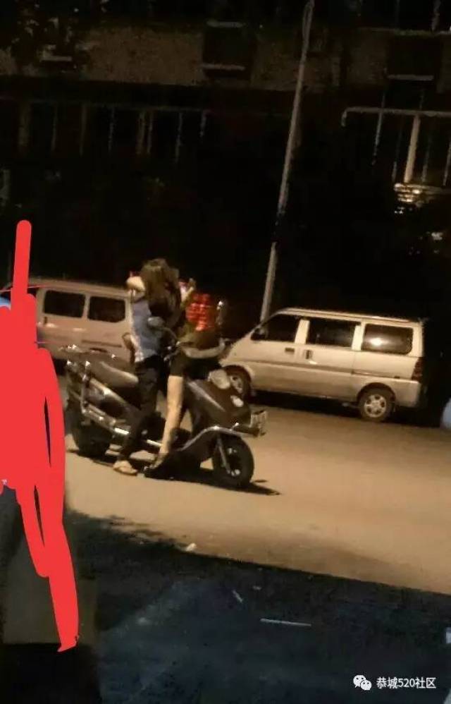 桂林某县一男女当街上演激情戏码,路人直呼辣眼睛