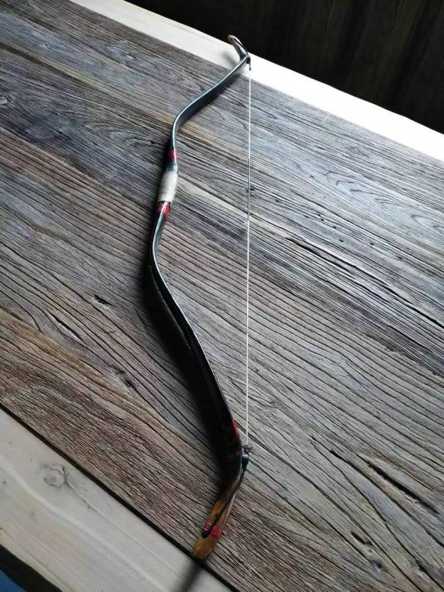 六艺中的射箭,便是古代君子重要的"敲门砖"之一 "明"是一款小梢传统弓