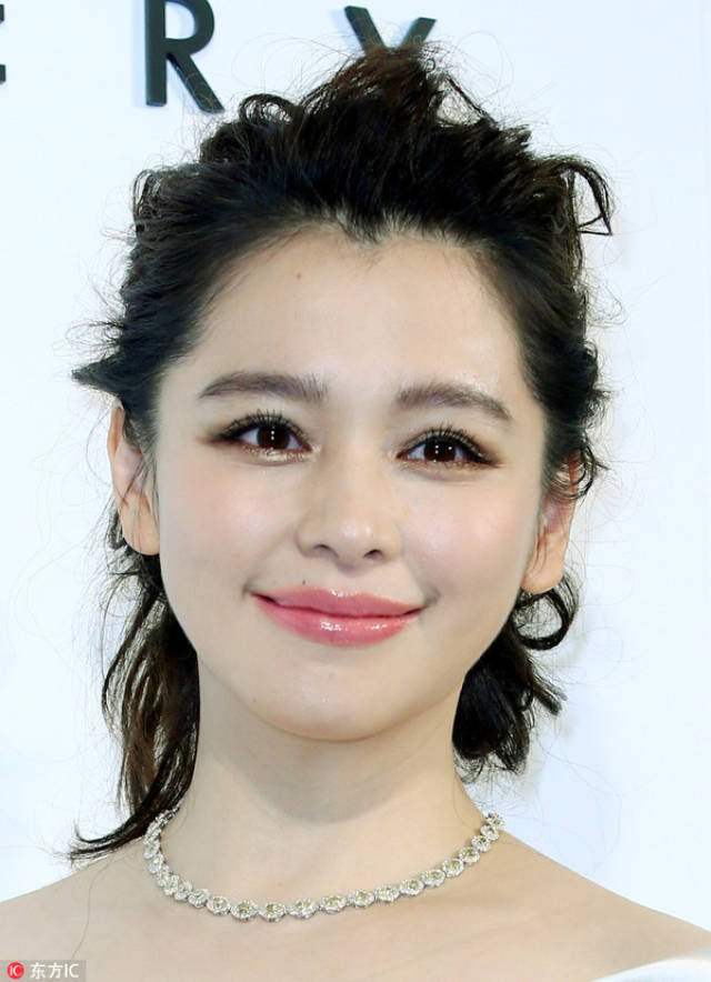 据说徐若瑄很喜欢化妆师将她的眼角化的下垂一些,理由是这样更显无辜