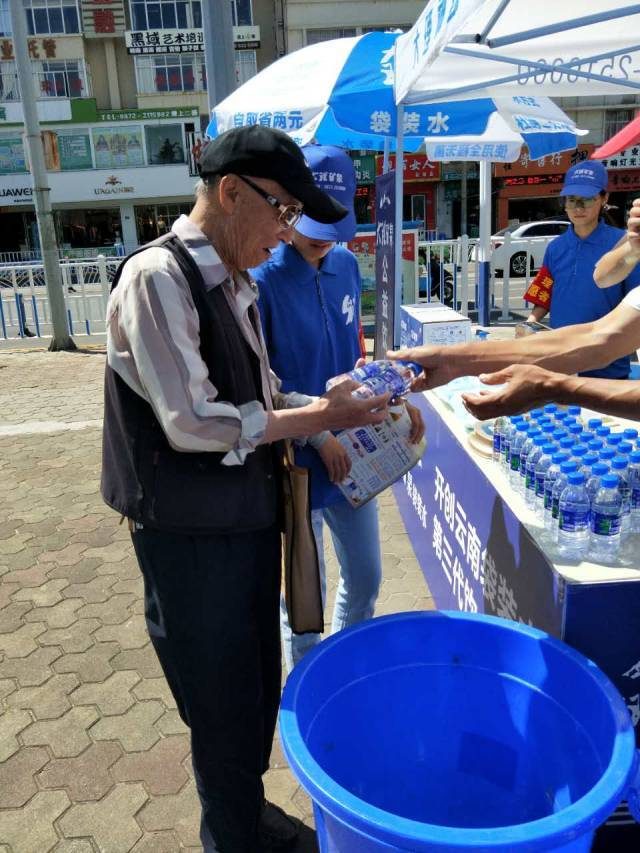 走,到人民公园捡烟头兑换矿泉水去!