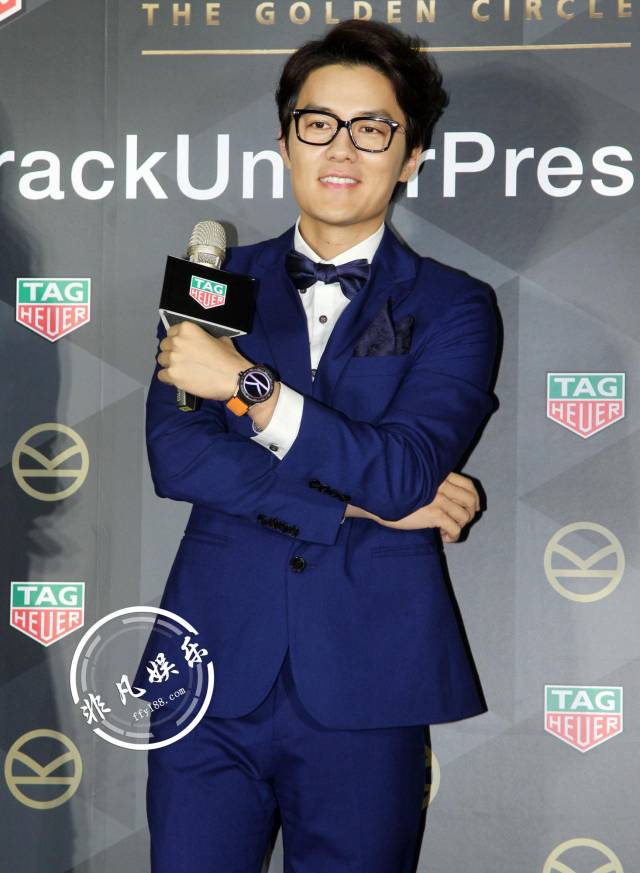 吴克群戴眼镜耍帅失败 被笑像柯南!当导演点名周冬雨倪妮
