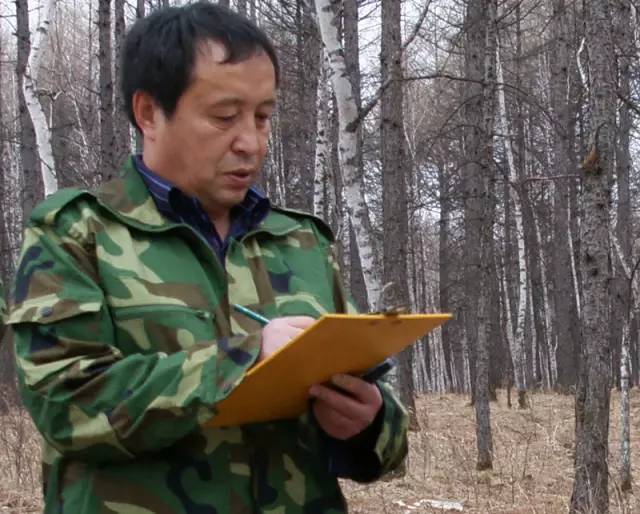 张志武是绰源林业局森调队一名内业技术员,青年时代,他在阻止两个孩子