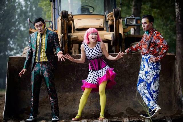 野生肢体,闯入职场荒野,把贪婪欲望燥成喜剧