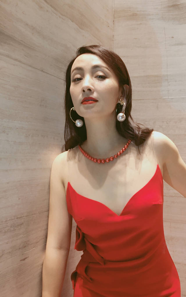 气质优雅迷人!小陶虹穿红色深v礼服秀好身材