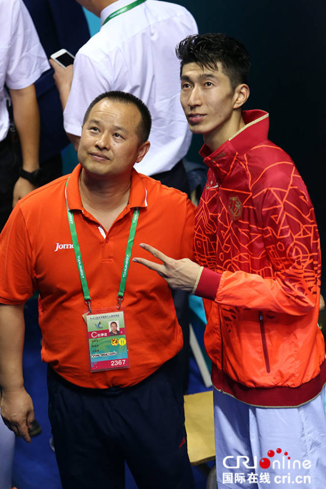 赵帅和教练合影